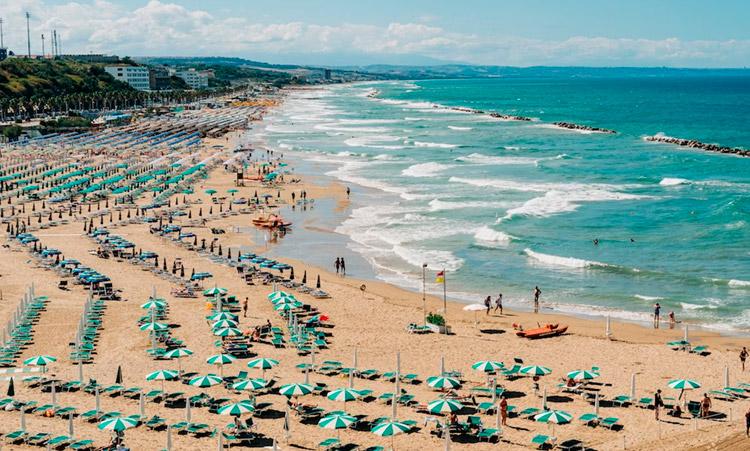 On the beaches of Italy, it is forbidden to bring food and drinks with you